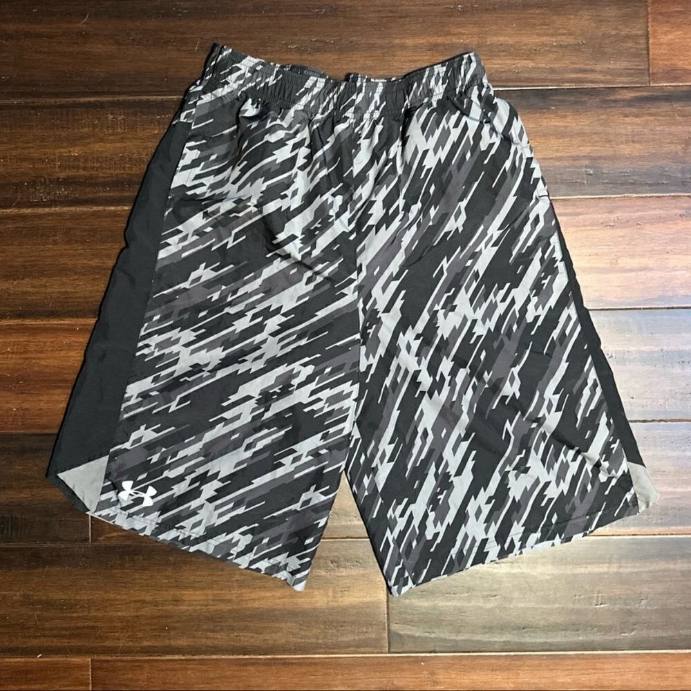 Under Armour Boys Shorts: XL